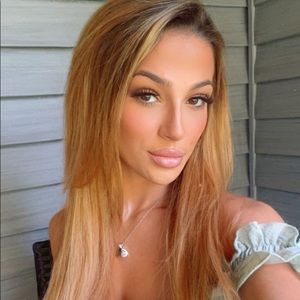 Meet your Posher, Alexandra